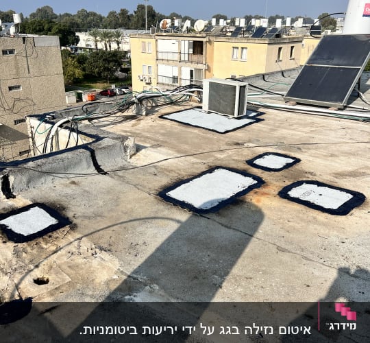 איטום גג עם חומר איטום לבן ושחור